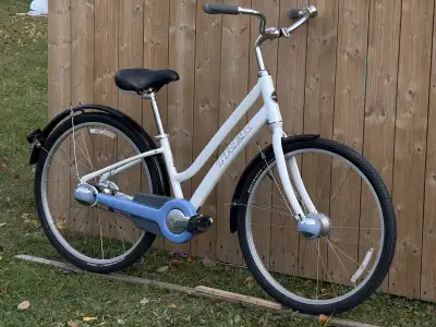 Women’s Cruiser Trek Bike like new, View more