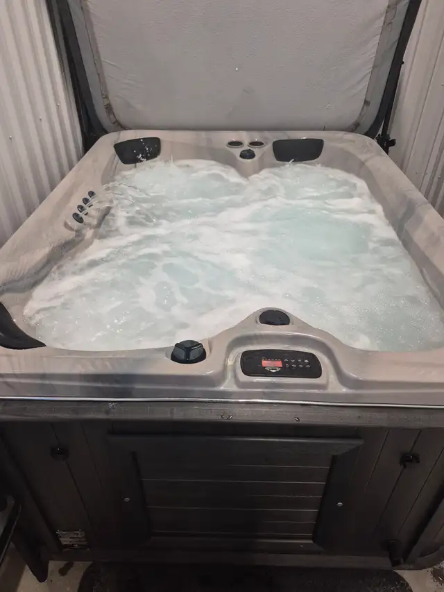 2023 Arctic Spas, Arctic Fox Salt water hot tub. in Hot Tubs & Pools in Kitchener / Waterloo - Image 4