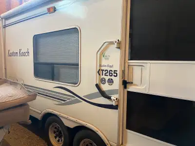 Kustom Koach KT265 holiday trailer. Bumper pull 26.5ft with couch slide. Fridge, stove and oven, mic...
