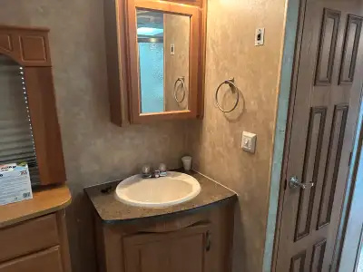 Roulotte sellette Jayco Eagle 2010 de 34 pieds avec 4 extensions et un beau comptoir de cuisine . Pe...