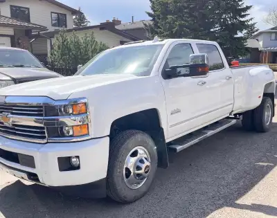 *Chevy Silverado 3500 High Country Dually Diesel - Low KMs*