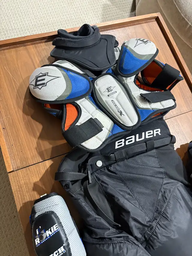 kids hockey equipment in Hockey in Guelph - Image 8