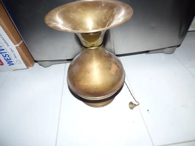 brass vase/vase en laiton628637314341131217