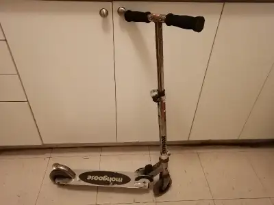 MONGOOSE SCOOTER, WORKING WELL, SIZE 27" LENGTH BY 36" TALL, pick up in mississauga hurontario st an...
