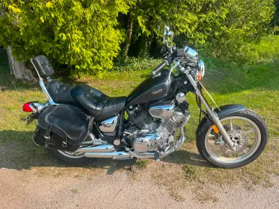 Clean virago 750. Comes with windshield, leather saddle bags, cover, original owners manual and Hayn...