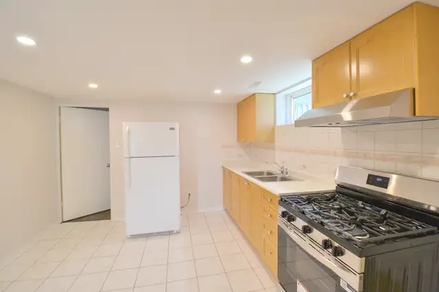 Gorgeous 2 Bedroom + Den House Lower Level Near Fairview Mall62854409185667122