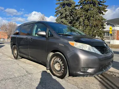 Toyota Sienna LE AWD 2011 11 995$ Les enfants ont grandi Je vends donc ma Toyota Sienna LE AWD 2011....