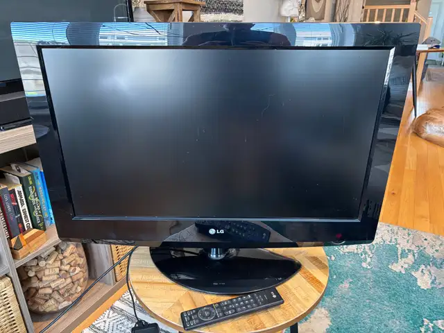 32” LG TV  in TVs in Ottawa - Image 3