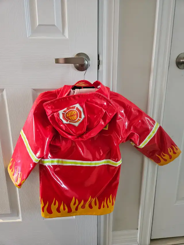 Firefighter costume (size 4T) in Clothing - 4T in Markham / York Region - Image 4