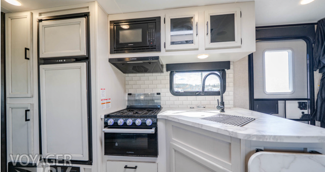 Reluctantly Selling: Jayco WhiteHawk 29BH w/ Slide, Fireplace... in Travel Trailers & Campers in Revelstoke - Image 7