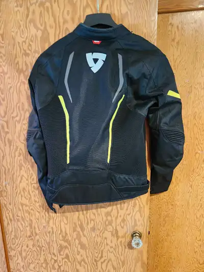 Seesoft type RV with back protector. Like new Size 05, Large Call 204-793-6872.
