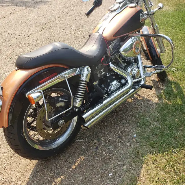 2008 DYNA LOW GLIDE  HARLEY DAVIDSON  105th  ANNIVERSARY in Street, Cruisers & Choppers in Red Deer - Image 5
