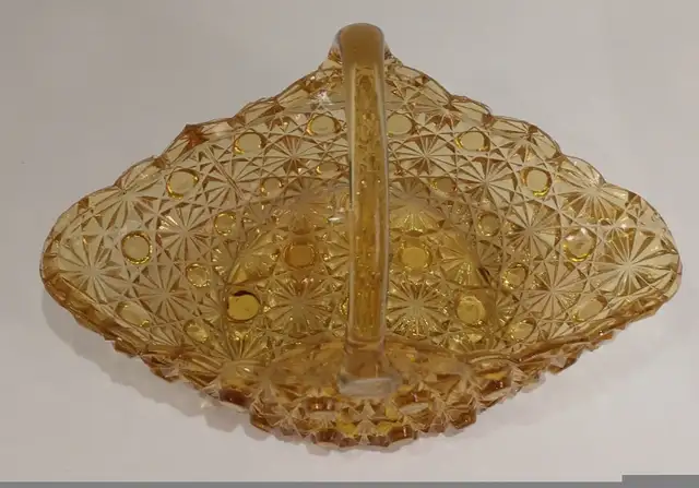 Vintage amber daisy and button small glass basket in Home Décor & Accents in Ottawa - Image 3
