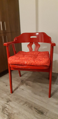 Chaise en bois peinte rouge