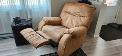 2 fauteuils Elran, berçant et inclinable ainsi qu'une causeuse $150.00 pour les 3.
