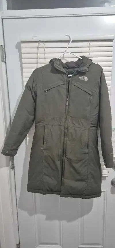 Ce manteau The North Face pour femme, de taille petit, peut faire medium. 30dollars. Il est propre e...