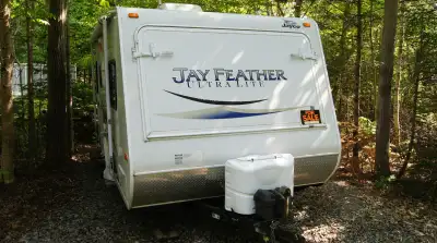 Hybrid camper with pop out beds at both ends. Weight is about 3000 lbs. Good condition. Safety inspe...