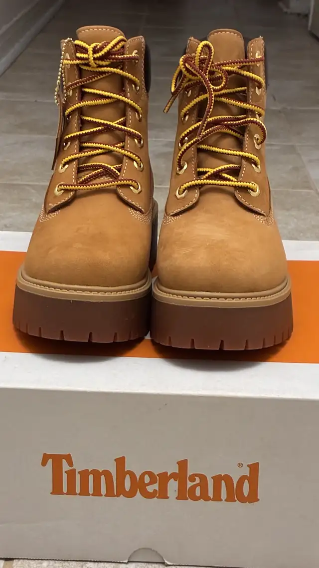 TIMBERLAND HERITAGE PLATFORM 6 IN WATERPROOF BOOTS Size 8 (M) in Women's - Shoes in Mississauga / Peel Region - Image 4