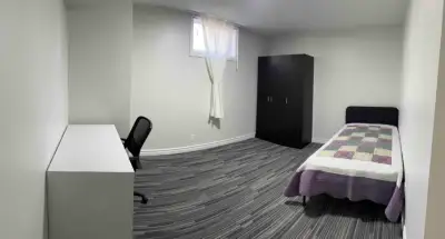 Newly renovated, bright and spacious basement room Bus-stop 3 minute-walk, Kennedy Station 15 minute...