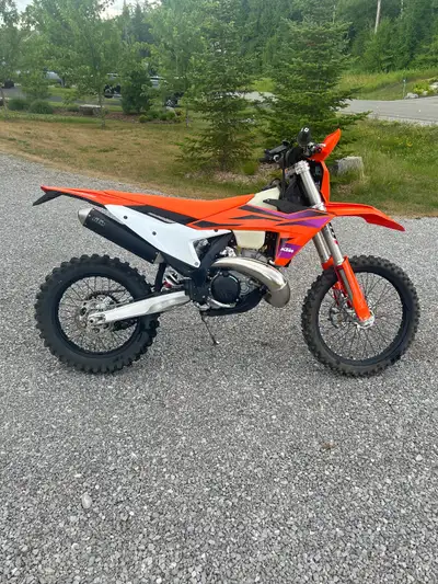 Bike has 10.5 hours and 290KM. Comes with: - extra spring - throttle map switch - extra air filter B...