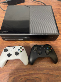 500gb Xbox One + 2 controllers