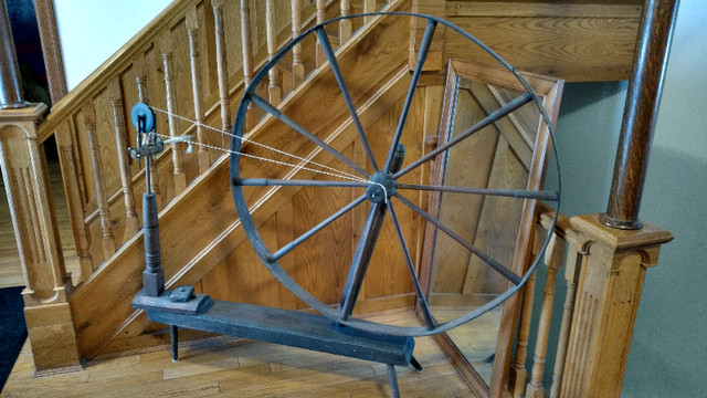 Gorgeous, real antique, spinning wheel in Home Décor & Accents in Oshawa / Durham Region