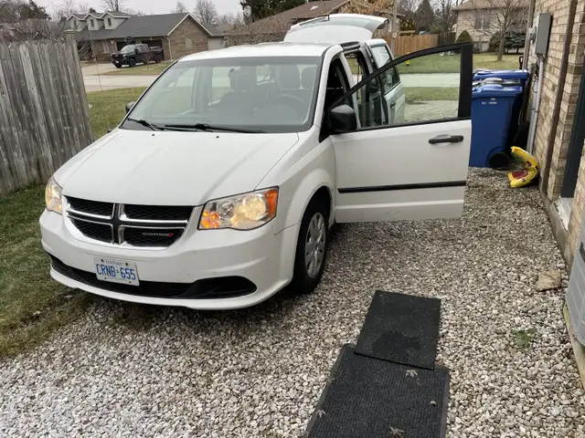 2015 Dodge Grand Caravan in Cars & Trucks in Leamington - Image 3