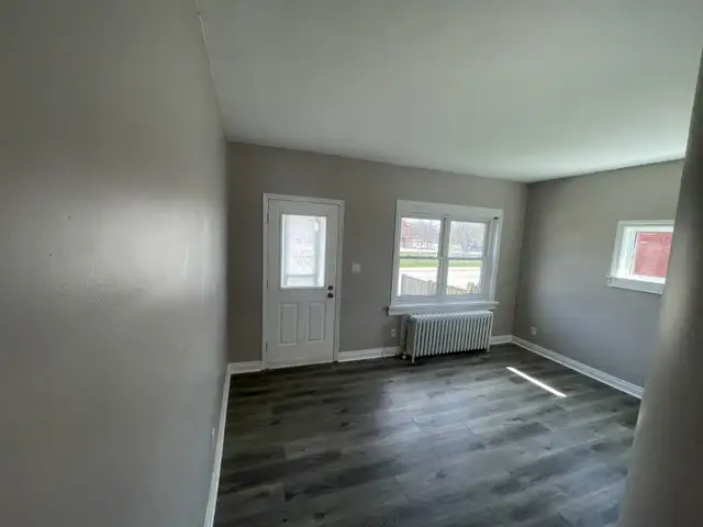 Beautifully Renovated 2-Bedroom Apartment – Parking Included!