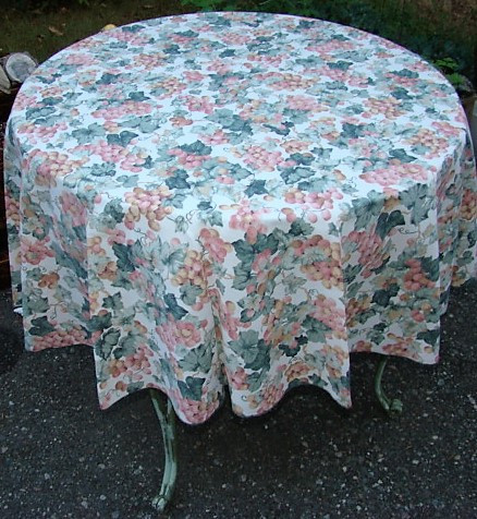 Bistro Table and Table Cloth in Other Tables in Parksville / Qualicum Beach - Image 4