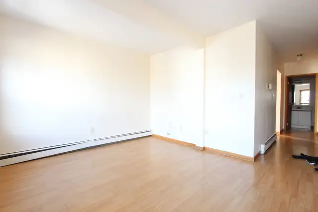 2 bedroom downtown core high ceilings ground level all inclusive62864759436417121
