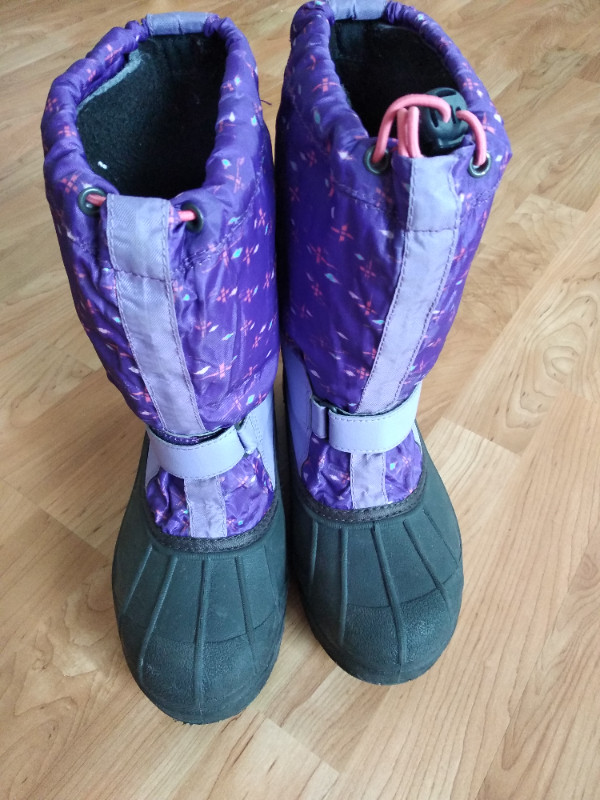 Columbia winter boots girl's size 6 in Kids & Youth in City of Halifax - Image 2