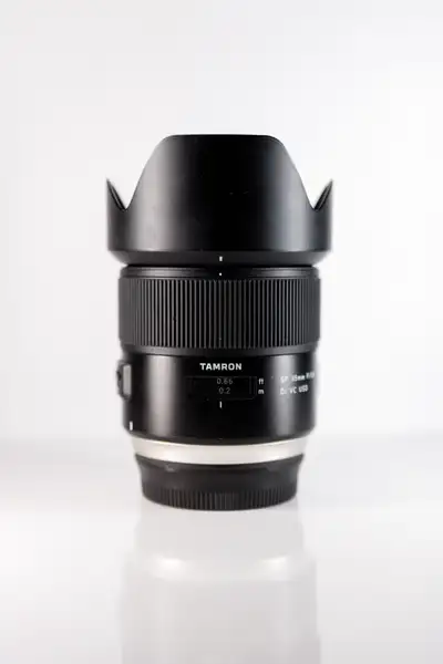 Tamron 35mm f1.8 in excellent shape. No scratches no fungus for canon Ef mount