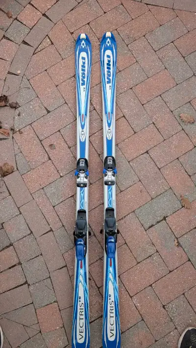 These are a pair of Volkl Vectris V10 skis, perfect for carving down the slopes with precision and s...
