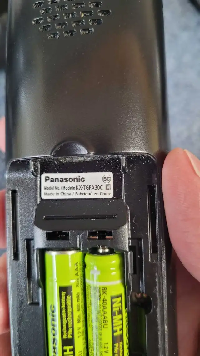 Panasonic home phone with 3 wireless handsets in Home Phones & Answering Machines in Ottawa - Image 4