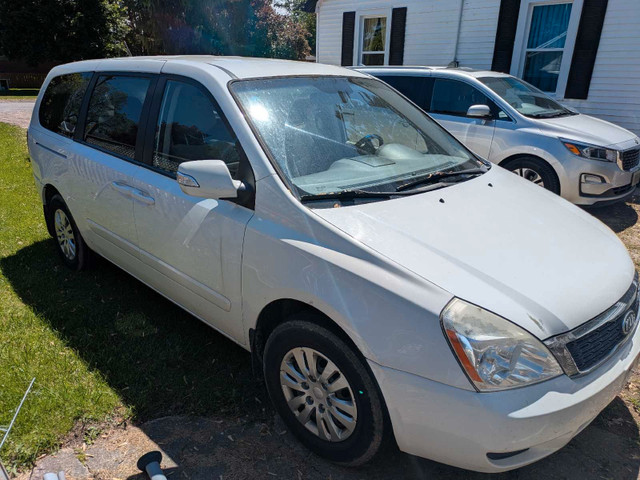 2011 Kia Sedona  in Cars & Trucks in Brantford - Image 3