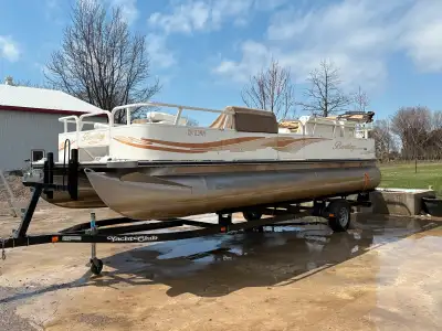 2009 24foot Bentley pontoon boat. In very good condition. Has a newer canopy. 60hp Mercury motor. Ex...