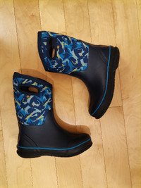 Bogs boots, size 4, blue & black