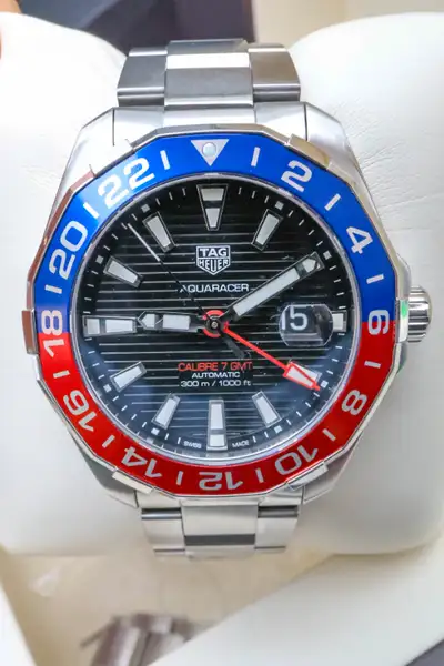 Calibre 7 automatic movement with GMT Function. Includes all boxes, papers and links. Fresh service....