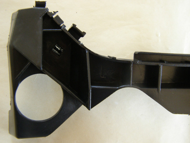 NEUF Toyota Corolla 2003-2008 Front Bumper Bracket Pare-chocs dans Pièces de carrosserie  à Longueuil/Rive Sud - Image 4