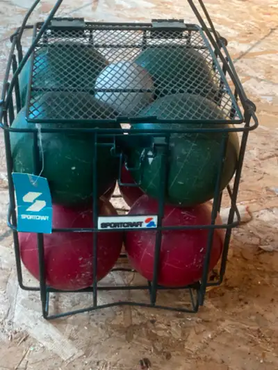 Jeu de grosses boules Sportcraft (8) plus une petite Pallino (cochon) et boite grillagée pour le ran...