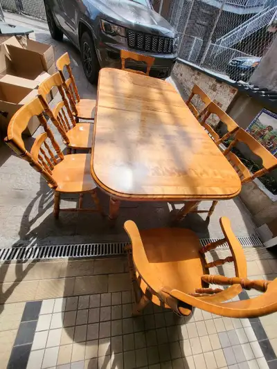 Set de cuisine Comme NEUF Table avec 2 rallonges et 6 chaises + 2 chaises capitaine Dimensions : 80...