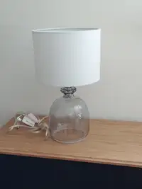 Jolie petite lampe de verre à vendre.