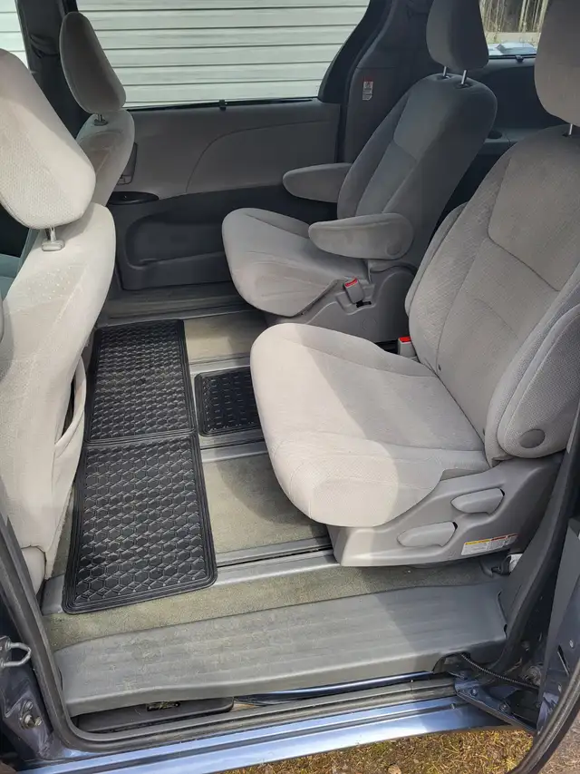 2015 Toyota Sienna LE AWD in Cars & Trucks in Quesnel - Image 5
