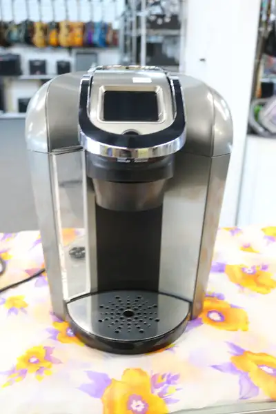 The Keurig 2.0 brewing system lets you brew a single cup and a carafe! Prepare a single cup of your...