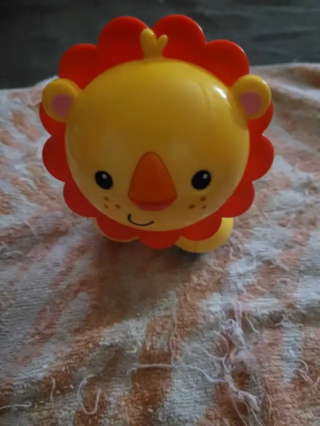 Fisher-Price Jungle Animals Lion Clicker Pal in Toys in Oshawa / Durham Region - Image 2