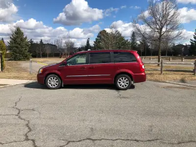 2013 Chrysler Town and Country/ Back up cam/Power Doors