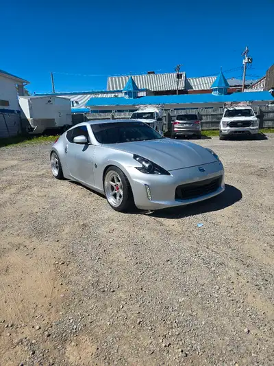 Nissan 370z sport Touring 2014, avec les big brakes. Il a jamais vue l’hiver toujours rangé dans un...