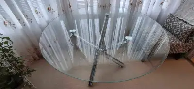 Round glass dining table, hardly used. Very good condition. Priced for quick sale.