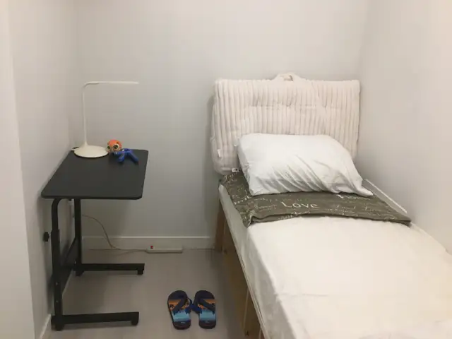$980 A cozy furnished Den/small room from July 1st-Downtown Van628637562808341229