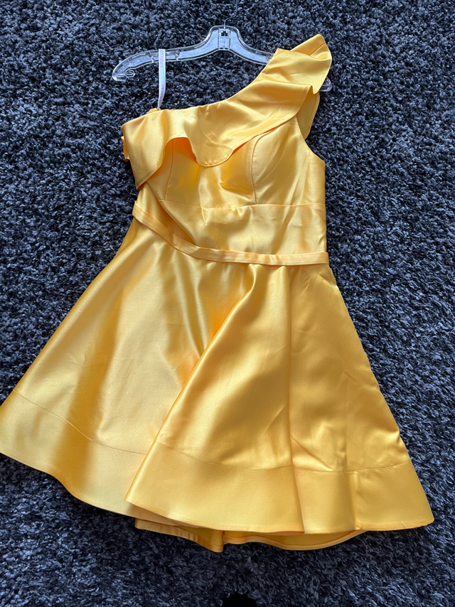 Yellow A-line one shoulder cocktail/GRAD DRESS - 12-14 in Women's - Dresses & Skirts in Calgary - Image 5